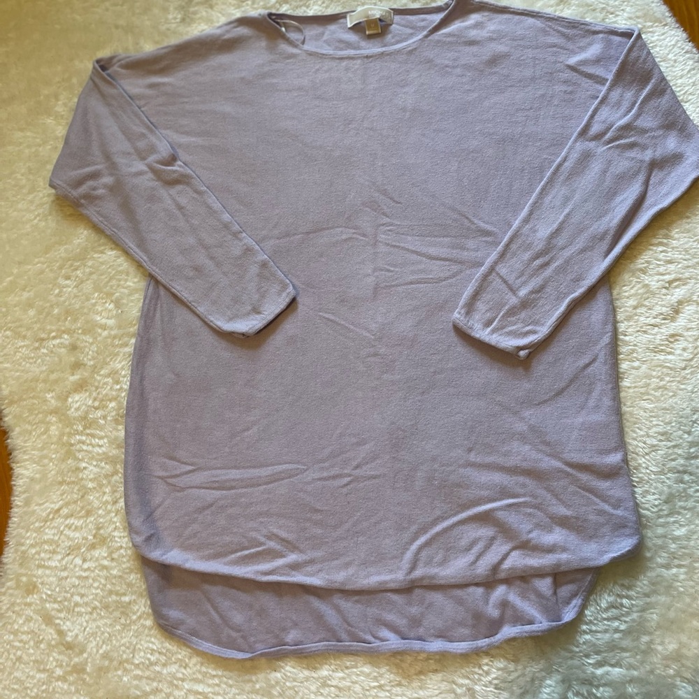Women’s US M drop shoulder lilac sweater.